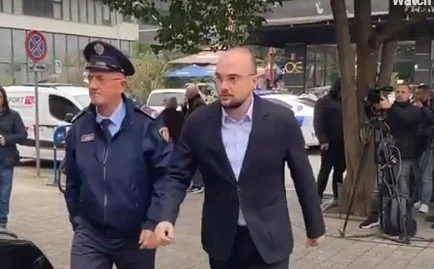 Në arrest shtëpie për skandalin “Balluku”, Erald Elezi paraqitet në SPAK i shoqëruar nga policia
