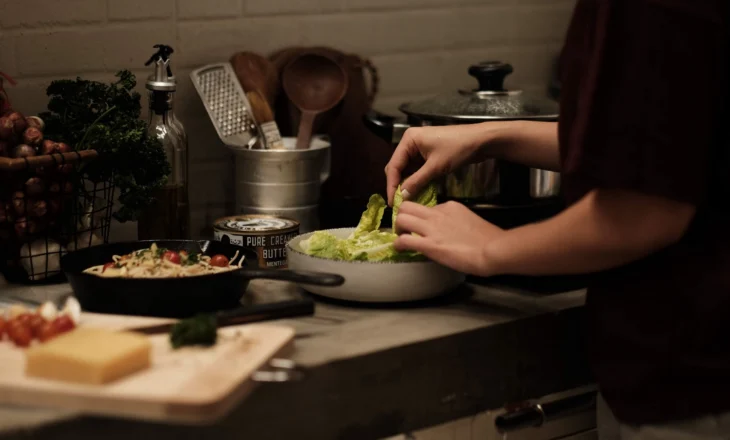 Në çfarë ore duhet të hash darkë në dimër për të qëndruar në formë dhe të shëndetshëm?