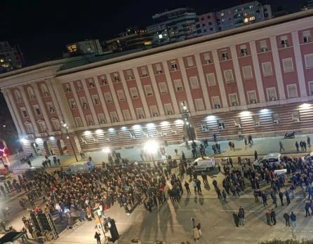 Në Ditën e Rinisë, Berisha nuk mbledh në protestë as 100 militantë dhe flet për protesta masive: Të ngrihemi në…