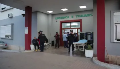 Në kërkim 24-vjeçari, i moshuari përfundon te Trauma pasi u godit me grusht