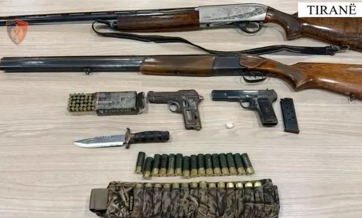 Në makinë me armë/ Pranga dy personave në Tiranë, ja çfarë iu gjetën pas kontrollit në banesë
