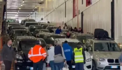 Në vigjilje të festave të fundvitit, emigrantët “mbushin” Portin e Vlorës (VIDEO)