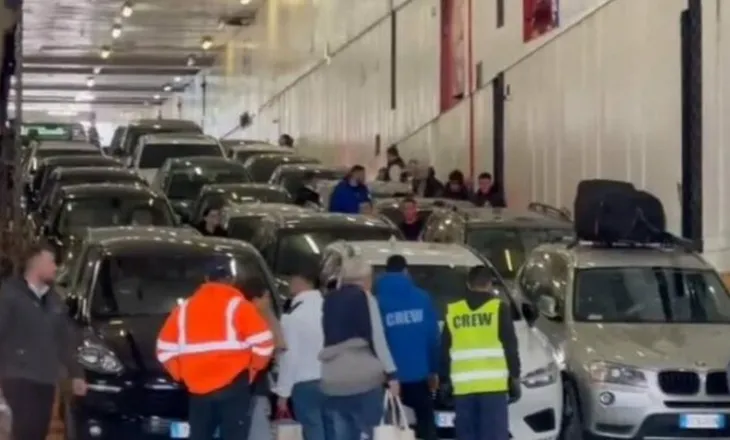 Në vigjilje të festave të fundvitit, emigrantët “mbushin” Portin e Vlorës (VIDEO)