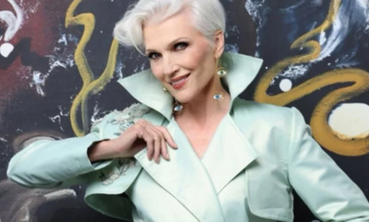 Nëna e Elon Musk pozon për fotografin shqiptar, mes veprave të artistes shqiptare Adela Osmani në New York