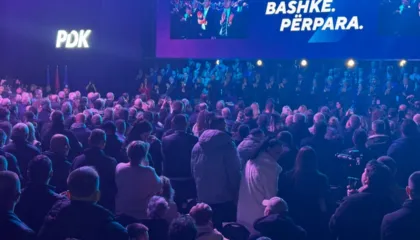 Nesër mbahen zgjedhjet/ Mbyllet mitingu i PDK-së në Kosovë, pjesëmarrësit “shpërthejnë” në brohoritma për UÇK