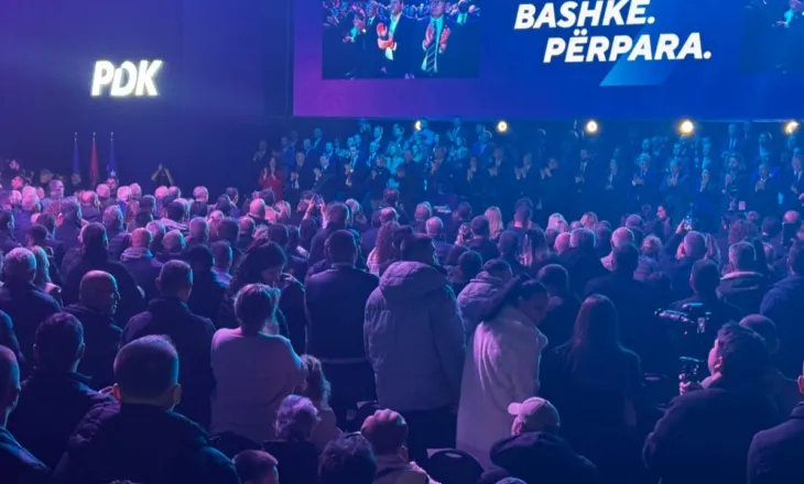 Nesër mbahen zgjedhjet/ Mbyllet mitingu i PDK-së në Kosovë, pjesëmarrësit “shpërthejnë” në brohoritma për UÇK