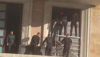 Nesër protesta e opozitës/ Rama “blindon” Kryeministrinë, dyert vishen me mburoja metalike