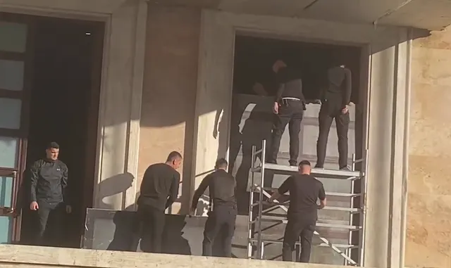 Nesër protesta e opozitës/ Rama “blindon” Kryeministrinë, dyert vishen me mburoja metalike