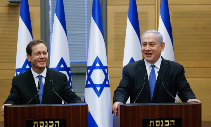 Netanyahu kërkon falje pa pranuar fajin, rritet presioni mbi Herzog. Po Trump çfarë roli ka?