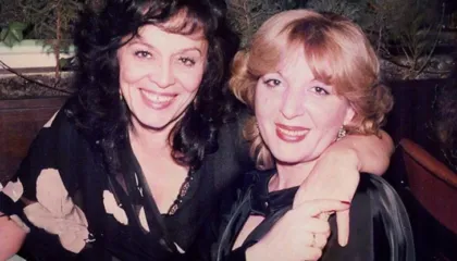 Nexhmije Pagarusha & Liliana Çavolli: Perëndeshë e bukurisë më je…(teksti dhe kënga)