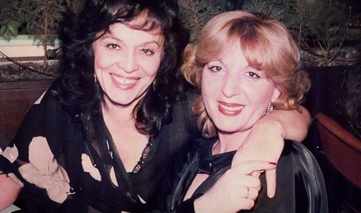 Nexhmije Pagarusha & Liliana Çavolli: Perëndeshë e bukurisë më je…(teksti dhe kënga)