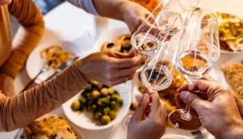 Nga bizelet që simbolizojnë paratë te petët, pjatat me të cilat festohet Viti i Ri anembanë botës