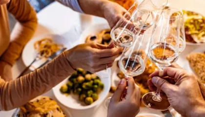 Nga bizelet që simbolizojnë paratë te petët, pjatat me të cilat festohet Viti i Ri anembanë botës