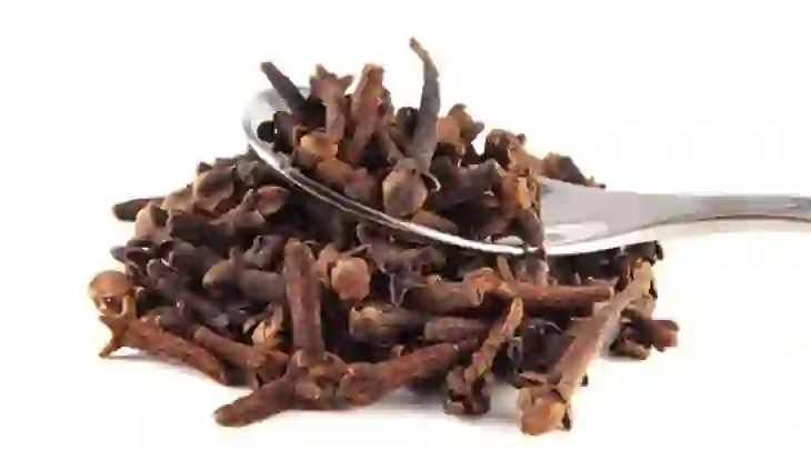 Nga kapsllëku tek mëlçia e dhjamosur: 4 arsyet pse duhet të përdorni karafil