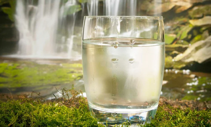 Nga Mëngjesi Deri në Darkë – Sa Gota me Ujë Duhet të Pini