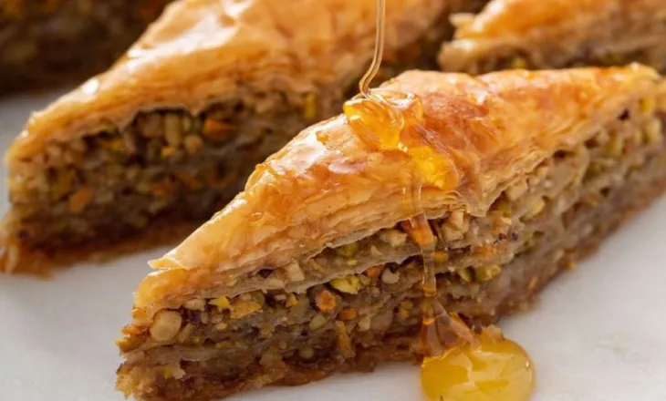 Nga origjina te forma e prerjes, faktet që nuk i dinit për bakllavanë e festave