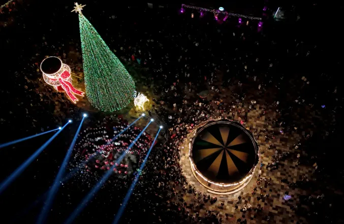 Nga Sheshi “Skënderbej” deri në New York, ja si po e pret planeti Vitin e Ri me foto nga Associated Press