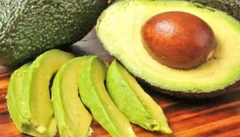 Nga tërshëra te avokado, njihuni me ushqimet që ndihmojnë në uljen e kolesterolit