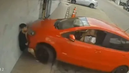 Ngatërroi pedalin e frenave me atë të gazit gjatë parkimit, shoferja përplas pas murit qytetarin