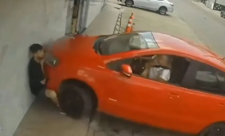 Ngatërroi pedalin e frenave me atë të gazit gjatë parkimit, shoferja përplas pas murit qytetarin