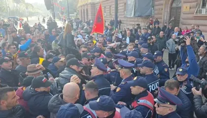 Nis me tensione protesta e “Shqipëria Bëhet” para Kryeministrisë, protestuesit përplasen me policinë (VIDEO)