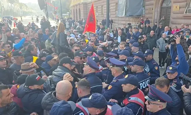 Nis me tensione protesta e “Shqipëria Bëhet” para Kryeministrisë, protestuesit përplasen me policinë (VIDEO)