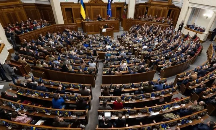 Nisin hetime për një skemë blerjeje votash nga deputetët në Ukrainë