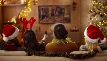 Nisni maratonën kinematografike për këtë fundvit/ Ja 12 filma që duhen parë me të dashurit tuaj për festa