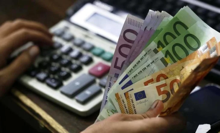 Niveli më i ulët historik i euros,këmbehet për 96.57 lekë, por fundviti pritet ta dobësojë edhe më tej monedhën e BE-së