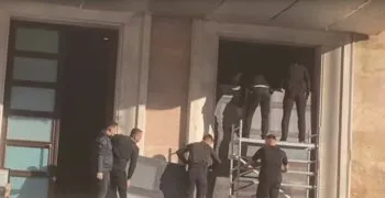 Një ditë para protestës së opozitës, qeveria ngre “murin e sigurisë” rreth Kryeministrisë