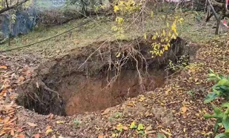 Një gropë karstike 7-metra shfaqet pranë banesave në Belsh, banorët të shqetësuar