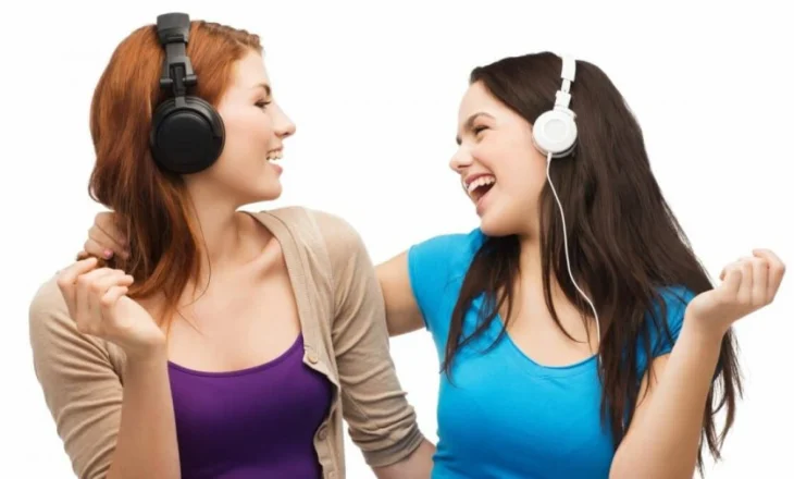 Një në tetë adoleshentë shfaq shenja dëmtimi të dëgjimit deri në moshën 18 vjeçe