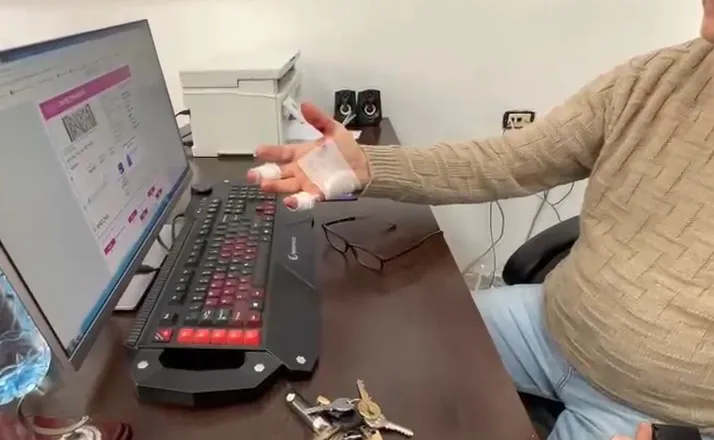 Një person me probleme mendore plagos me thikë pronarin e marketit në Kavajë, zbardhet dinamika e ngjarjes