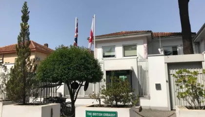 “Një sezon festiv plot ngrohtësi”/Ambasada Britanike në Tiranë mesazh urimi për Krishtlindje: Krenarë për partneritetin