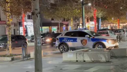 Një tjetër grua ‘e pëson’ te blloqet e betonit në Vlorë