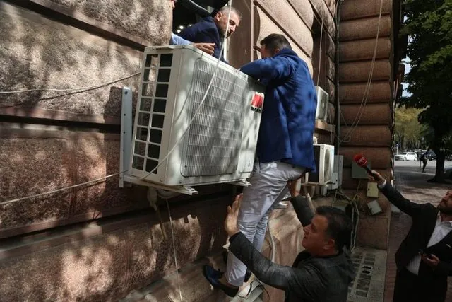 Noka sulmon Salianjin: U vetëpërjashtua që kur u ul me Ergys Agasin, Suel Çelën dhe Ben Qimen