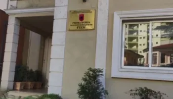 Nuk arkëtuan 442 mijë euro nga taksat e parkingut, Prokuroria e Fierit dërgon në gjyq dy drejtoreshat e Bashkisë dhe drejtorin e DVKT