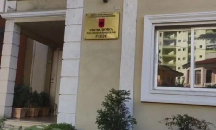 Nuk arkëtuan 442 mijë euro nga taksat e parkingut, Prokuroria e Fierit dërgon në gjyq dy drejtoreshat e Bashkisë dhe drejtorin e DVKT