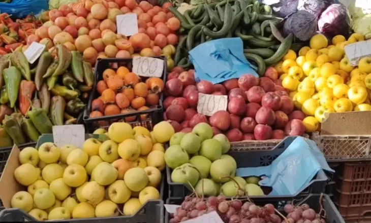 “Nuk e mbushim dot tavolinën”/ Rriten çmimet e fruta-perimeve në prag të festave në Lushnjë, ankohet mosha e tretë