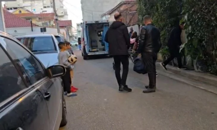 Nuk ishte parë brenda dy ditësh, gjendet i pajetë brenda banesës së tij 65-vjeçari/ U desh ndërhyrja e policisë dhe zjarrfikësve