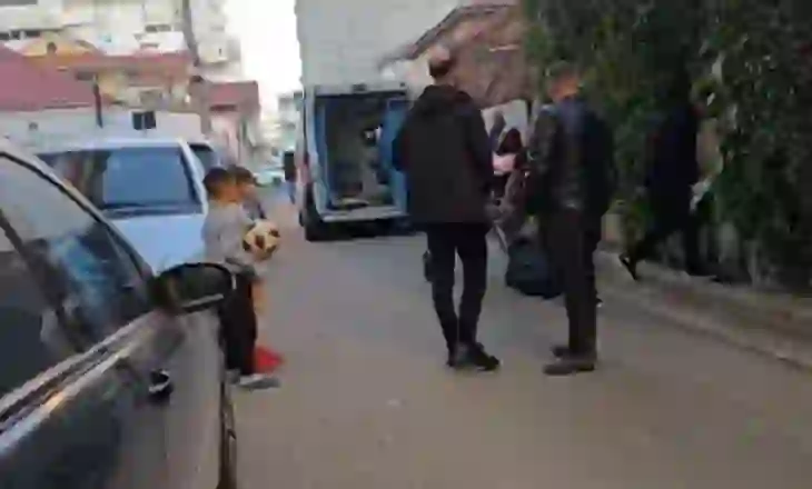 Nuk ishte parë prej dy ditësh, gjendet i pajetë 65-vjeçari në banesën e tij në Durrës (Detajet e para)