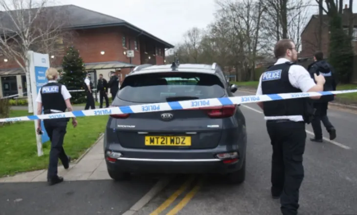 Nuk iu lejua të futej në spital, 20-vjeçari sulmon 5 persona me levë hekuri, dyshohet se…