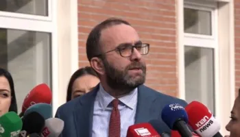 “Nuk ka ndodhur kurrë më parë”/ Bardhi deklaratë për mediat: Po zvarritet çështja Balluku, PD kërkon mbledhje më…