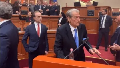 “Nuk ka parlament pa dorëzuar kriminelët”/ Berisha: Silleni Palloshin këtu!