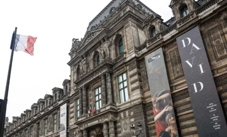 Nuk ka qetësi në Muzeun e Luvrit/ Pas vjedhjes spektakolare të bizhuterive, shpërthejnë tubat dhe përmbysin bibliotekën e Antikiteteve Egjiptiane