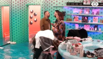 “Nuk ka shanse t’i ngresh zërin një vajze”/ Debate të ashpra në shtëpi, kontakt fizik mes Angelos dhe Senos: Usht!