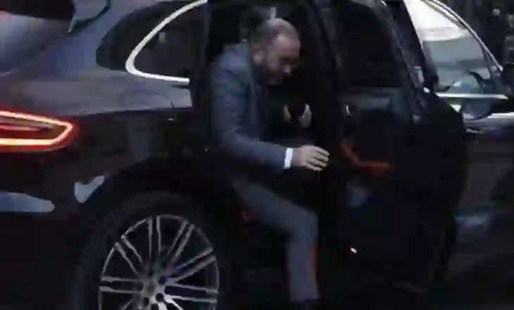 Nxjerr foton e Bardhit duke zbritur nga makina në Kuvend, Murrizi: Pika që s’ju bie, rrini edhe në sediljen mbrapa të dukeni të rëndësishëm