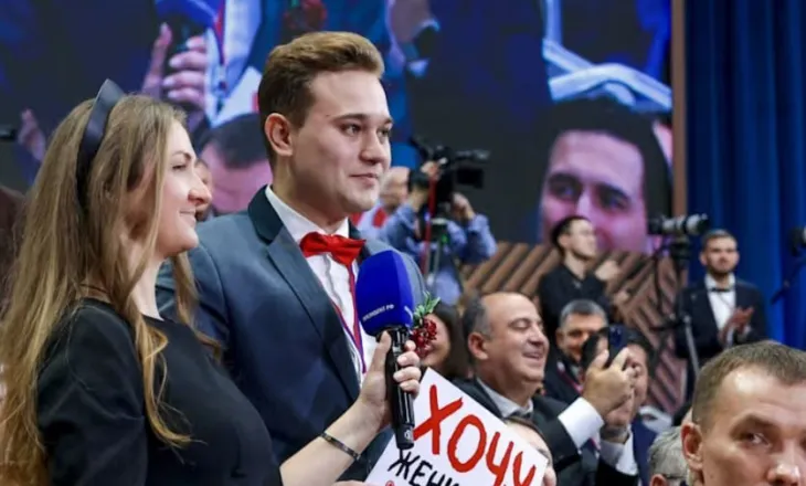 “Olga, martohu me mua!”, gazetari ndërpret konferencën për shtyp të Putinit dhe e fton atë në dasmë