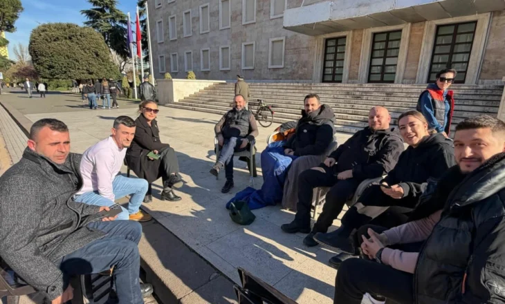 Opozita e përçarë, Arlind Qori paralajmëron se do të bëjë “namin” para Kuvendit nesër, Adriatik Lapaj proteston…