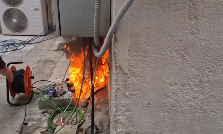 Opozita i vë zjarrin fibrave të transmetimit, ndërpritet sinjali i Kuvendit